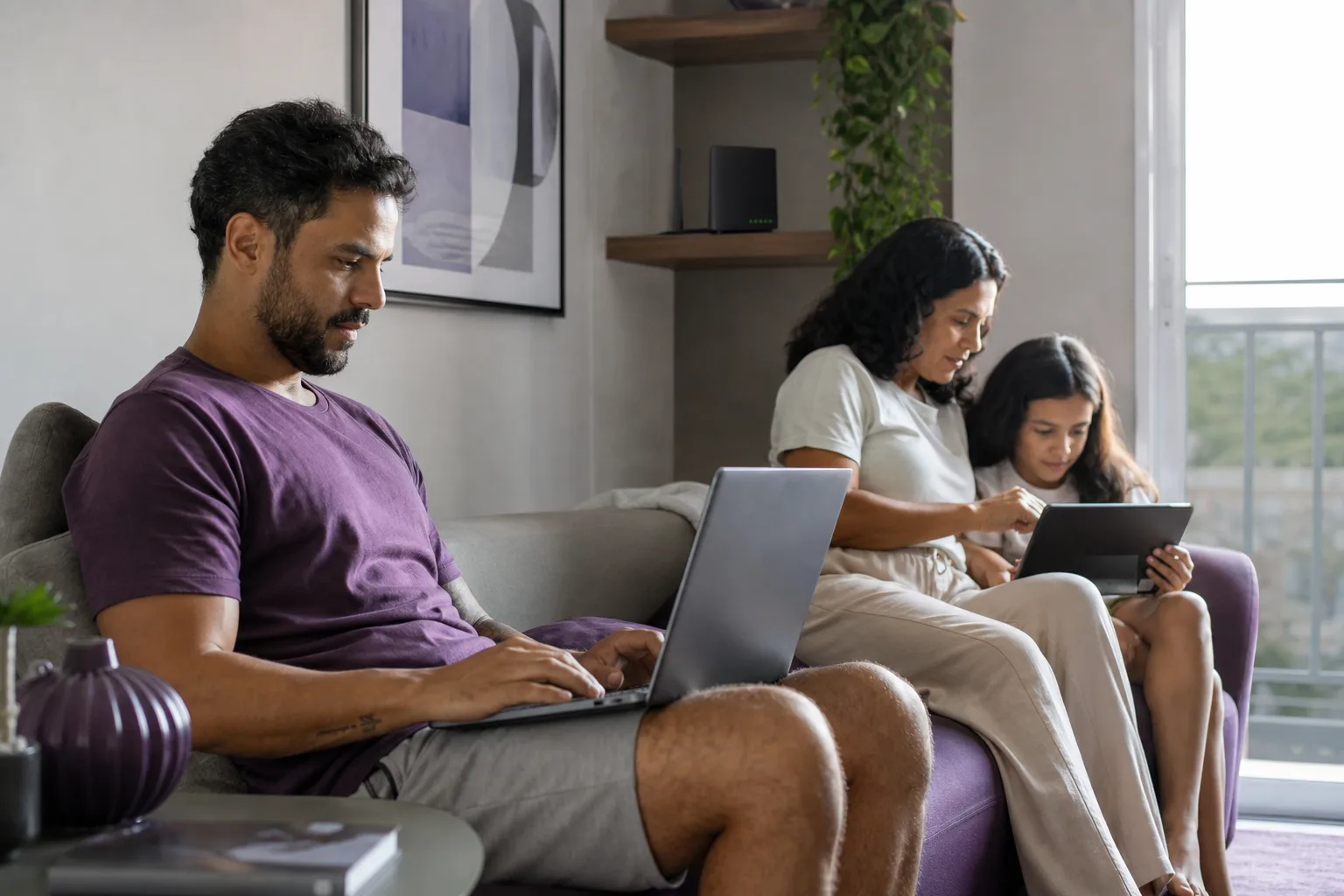 Família utilizando dispositivos conectados em casa